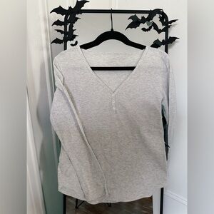 GAP Gray Waffle-Knit V-Neck Long Sleeve (Thermal Style) – Size M